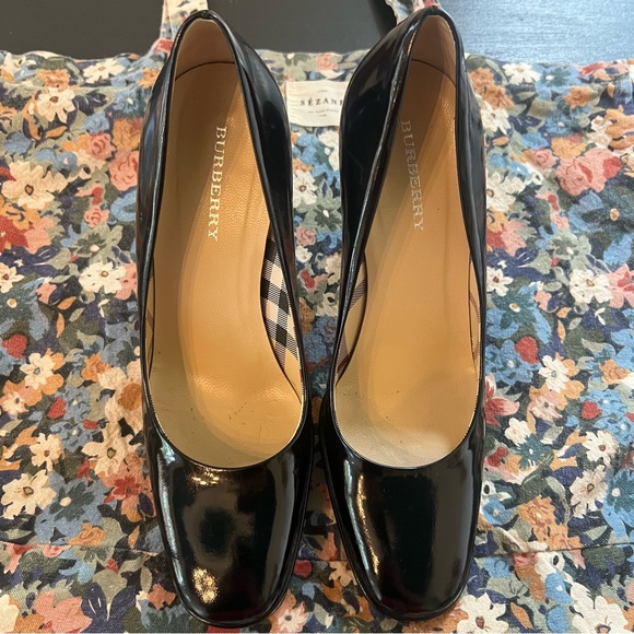 Burberry Black Patent Leather Heels - Picture 1 of 10